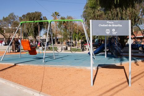 La nueva plaza de la Escuela Ciudad de Brasilia incluye juegos infantiles, senderos accesibles e iluminación LED. La nueva plaza de la Escuela Ciudad de Brasilia incluye juegos infantiles, senderos accesibles e iluminación LED.