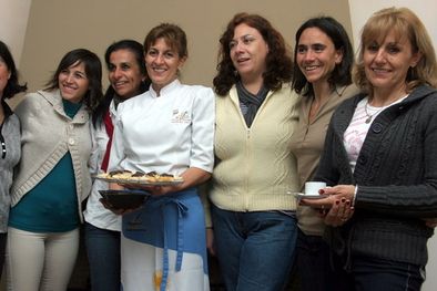 MDZol | Viviana Villarreal, Viviana Cacciamani, Sandra De Vito, María Eugenia Viotti, Claudia Castellani, y Ornella Cevoli junto a la chef, Graciela Hisa. Foto: Gentileza