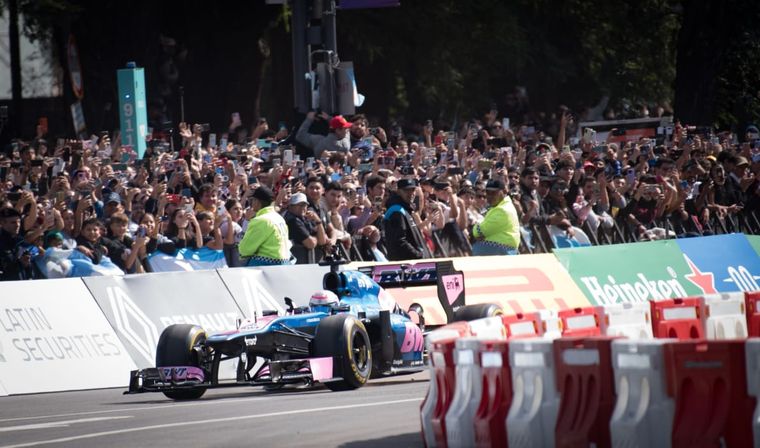 Franco Colapinto a bordo del Alpine-Lotus en las calles de Buenos Aires.