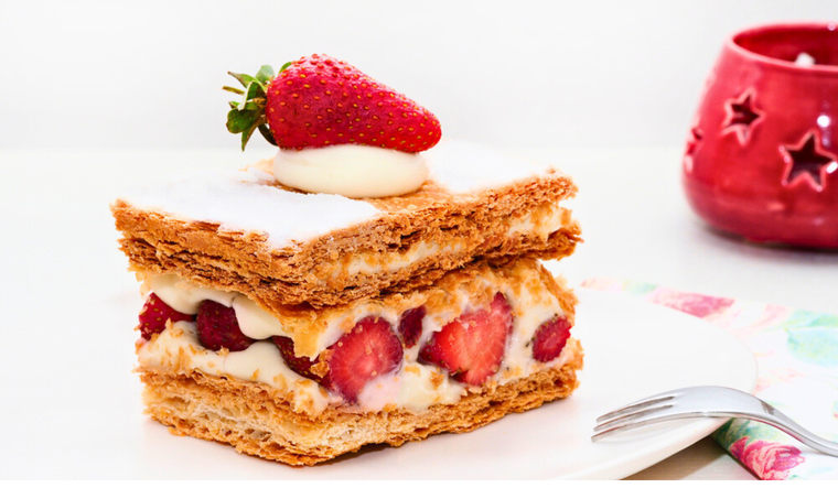 Milhojas casero con crema pastelera y frutas rojas: receta paso a paso Foto: Shutterstock