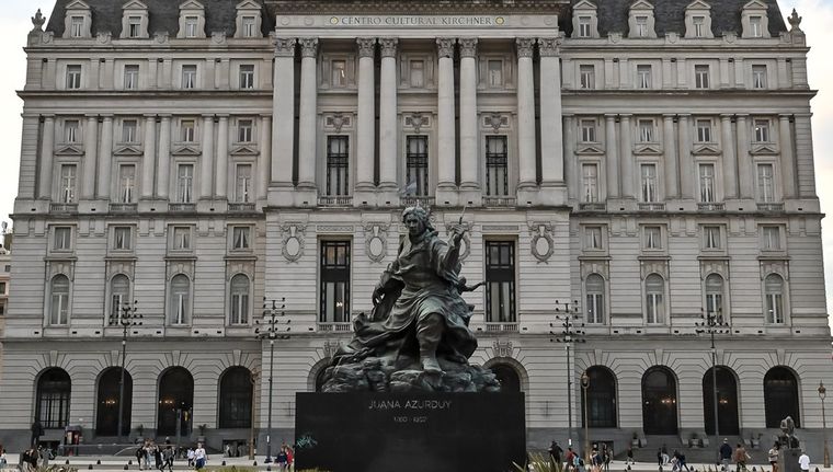 A través de un DNU, el Gobierno oficializó el cambio de nombre del CCK, que pasará a llamarse Palacio Libertad, Centro Cultural Domingo Faustino Sarmiento”.