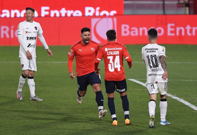 Romero festeja su gol, el segundo del Rojo. Foto: Télam