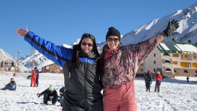 Brenda y Flor son de Rafaela y estaban encantadas con la nieve. 