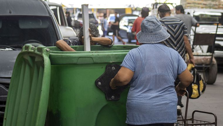 Mujeres buscando verduras en un contenedor de la Feria de Guaymallén Foto: Santiago Tagua / MDZ.