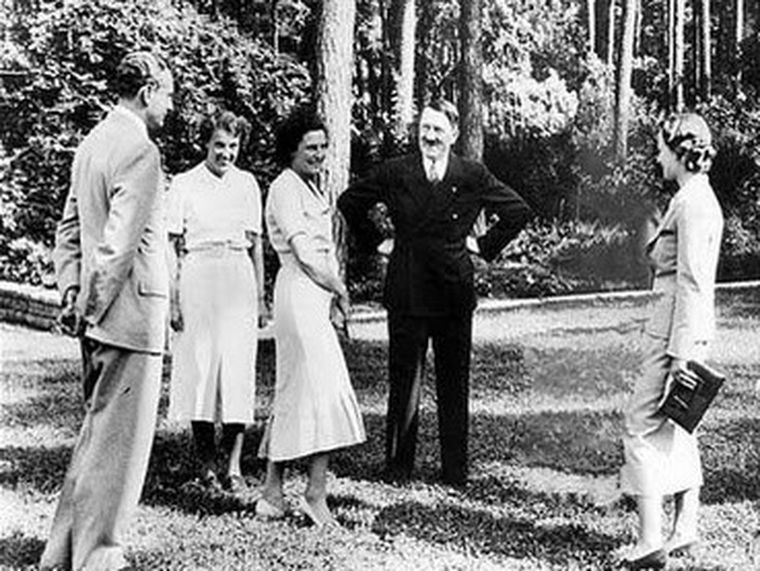 En esta foto se observa una mancha a la izquierda de Hitler de una persona que fue borrada. Foto: web