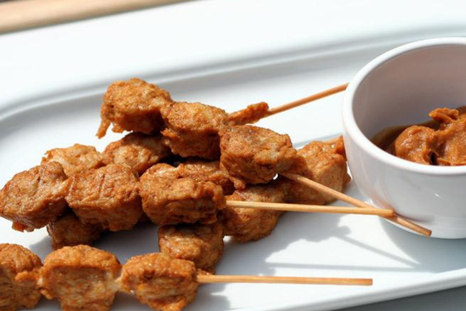 Cocina fácil: satay de pollo con salsa de maní en 30 minutos Foto: Shutterstock
