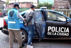 El policía ladrón fue reconocido por el dueño del kiosco y terminó detenido por sus propios compañeros