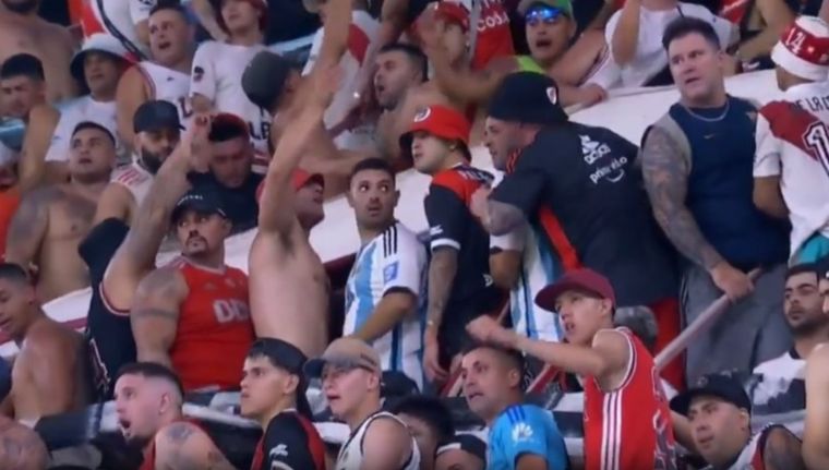 Palacios en medio de la barra de River. Foto: Captura Video