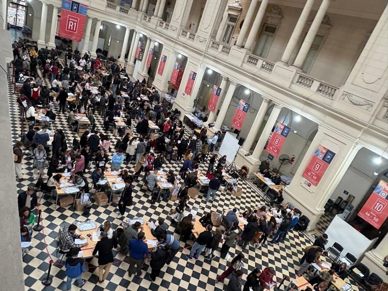 Los funcionarios de la Junta Electoral trabajando codo a codo en el Pasaje Dardo Rocha de La Plata con los fiscales de las diferentes fuerzas politicas Los funcionarios de la Junta Electoral trabajando codo a codo en el Pasaje Dardo Rocha de La Plata con los fiscales de las diferentes fuerzas politicas