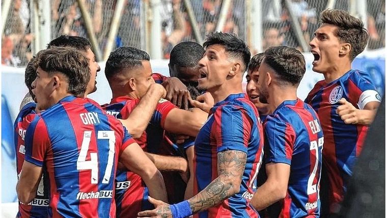 Barreiro festeja el gol de San Lorenzo. Foto: Télam
