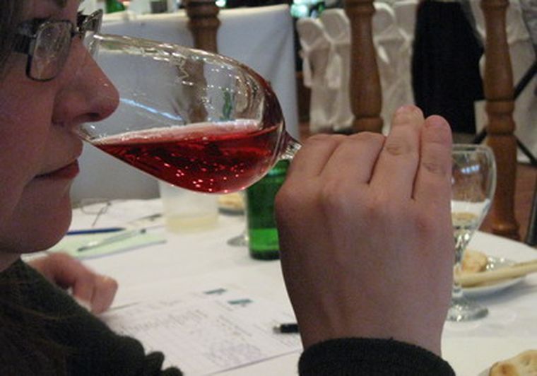 Momento de la degustación del rosado Canari.