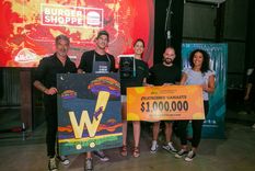 Los entusiasmados ganadores y su premio: en la nota, quiénes son y cómo es la hamburguesa triunfadora. Foto: Gentileza Municipalidad de Mendoza