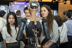 Los robots humanoides sociales con inteligencia artificial son de sumo interés para el público. Foto: Efe.