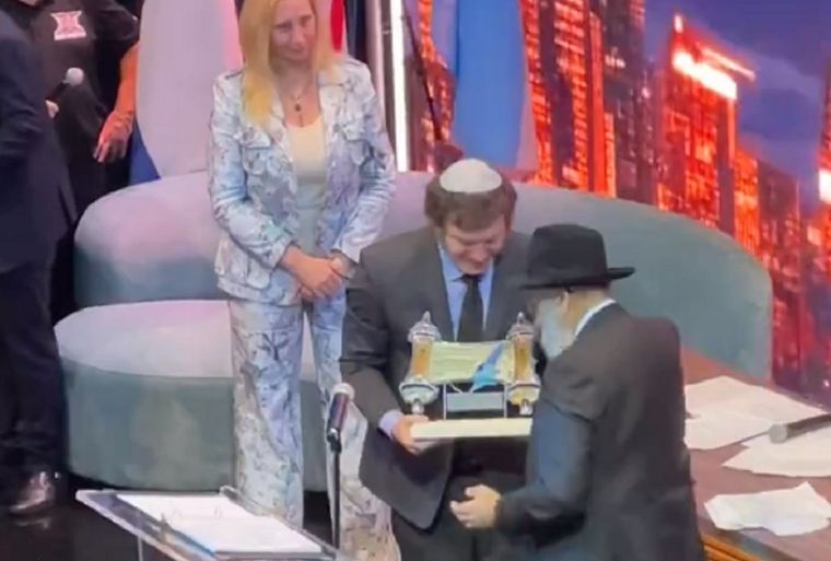 Milei recibió este miércoles la distinción de Embajador de la luz por parte de la organización judía Jabad Lubavitch Foto: Captura de video