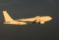 los misteriosos vuelos de dos aviones militares tras el positivo de donald trump