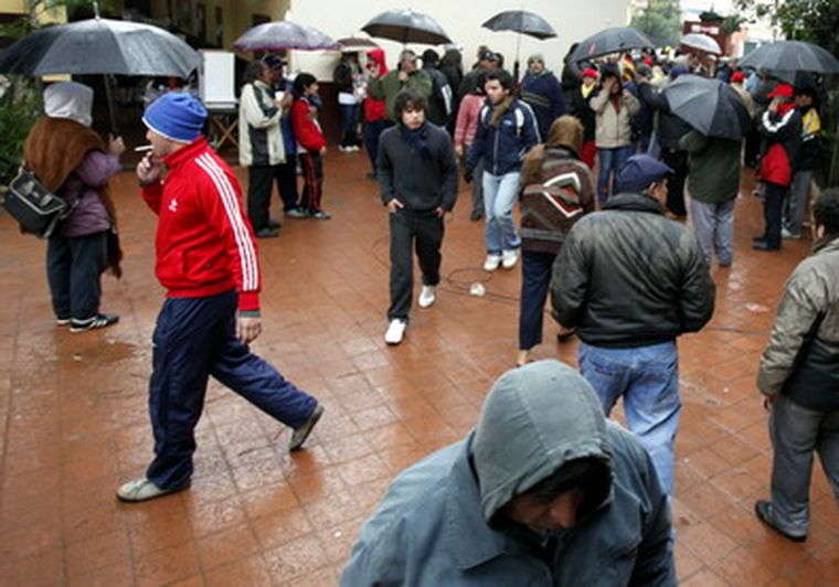 Grupo de votantes llega a la elección en Asunción, Paraguay. Foto: EFE
