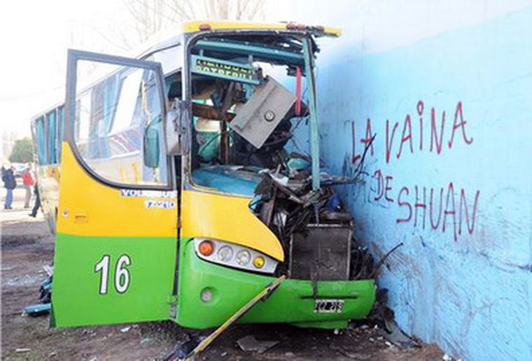 El malogrado vehículo del expreso Uspallata Foto: Gerardo Gómez /MDZ