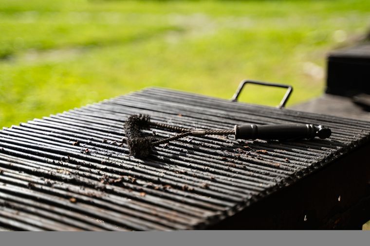 Elimina los restos de grasa y comida de la parilla. Foto: SHUTTERSTOCK
