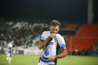 MDZol | Tonetto se besa el escudo tras su golazo a River Plate.