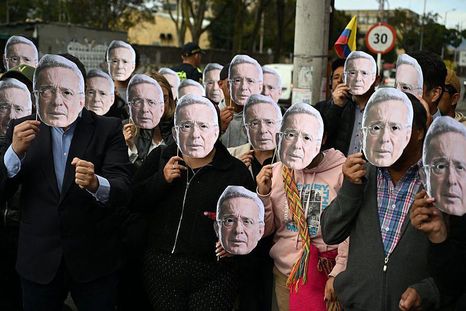 Seguidores del expresidente Uribe llegaron hasta el complejo judicial de Paloquemao, donde se llevaba a cabo la audiencia. Seguidores del expresidente Uribe llegaron hasta el complejo judicial de Paloquemao, donde se llevaba a cabo la audiencia.