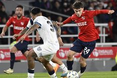 San Lorenzo elude la marca de Elías Gómez. Foto: FotoBaires San Lorenzo elude la marca de Elías Gómez. Foto: FotoBaires