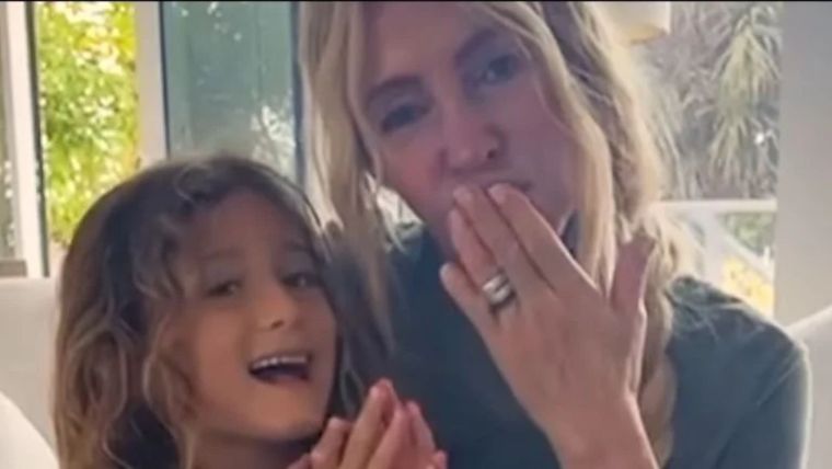 La pequeña Mila junto a su abuela Cris Morena. / Archivo