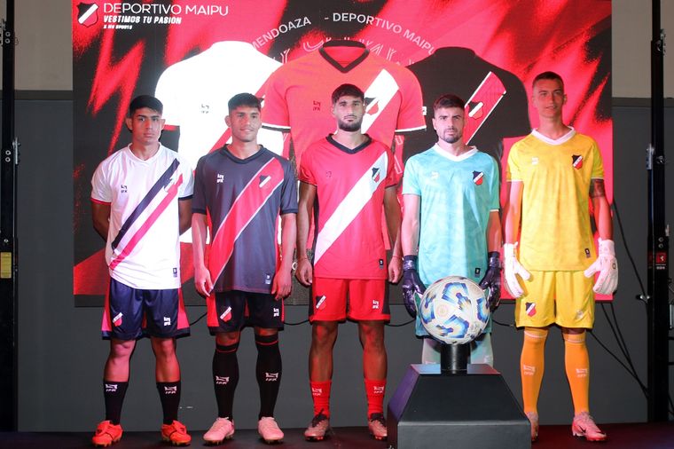 El Cruzado presentó la nueva camiseta Foto: Prensa Maipú
