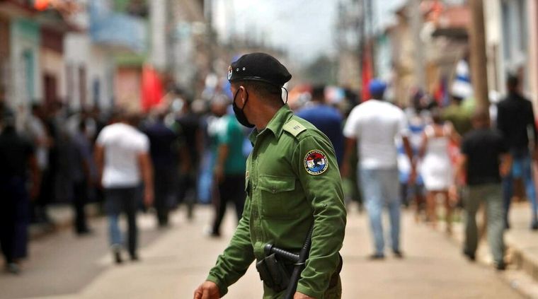 La policía de Cuba patrulla las calles. Foto: ViaPais.