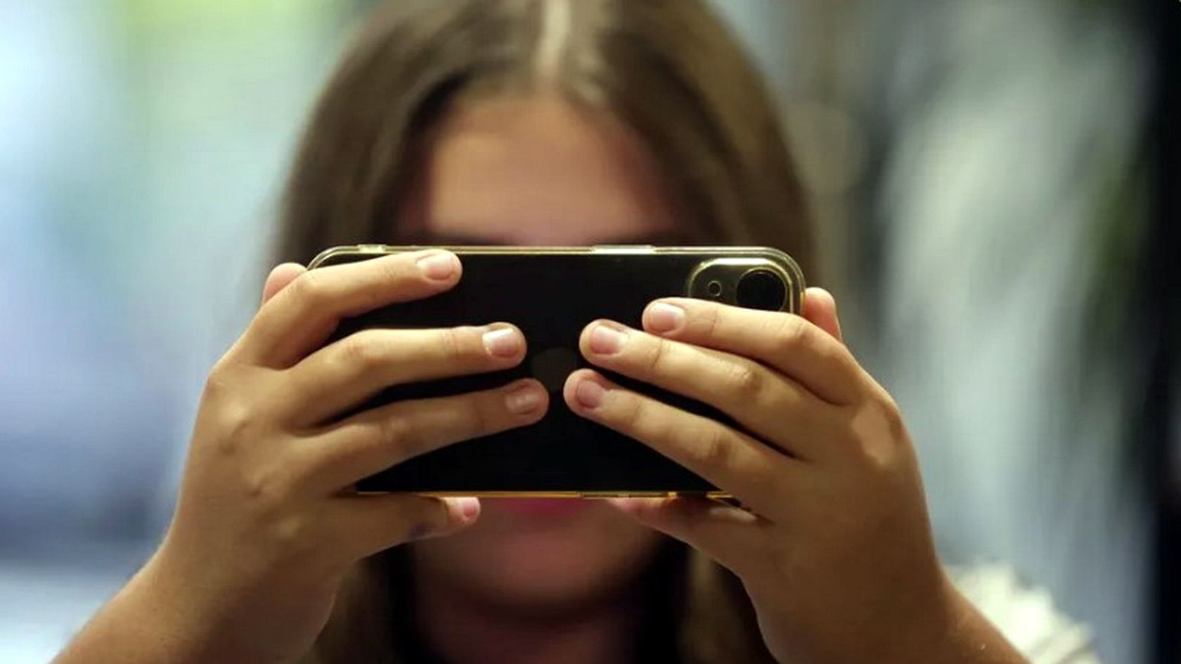 Redes sociales y pantallas: el debate que crece por el impacto en la salud mental de niñas, niños y adolescentes.