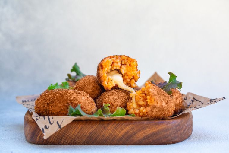 La receta de croquetas de arroz con mozzarella permite hacerlas fritas o al horno, según el gusto o la ocasión. La receta de croquetas de arroz con mozzarella permite hacerlas fritas o al horno, según el gusto o la ocasión.