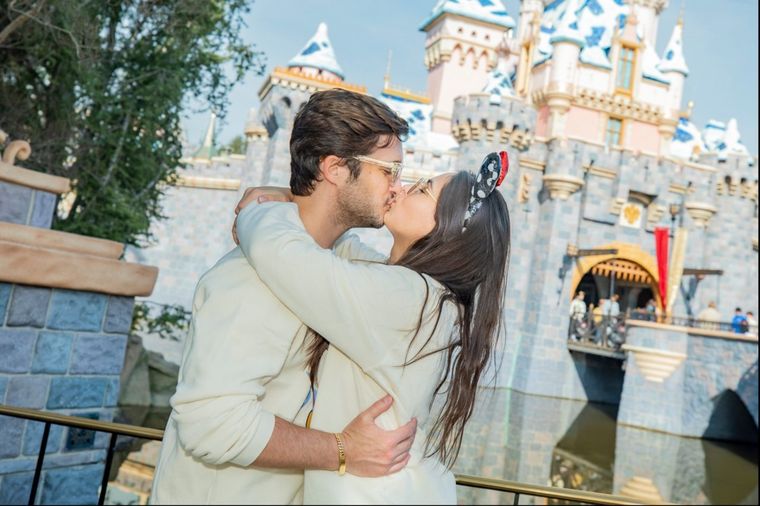 Foto: https://www.hidrocalidodigital.com/el-romantico-viaje-de-diego-boneta-y-renata-notni-a-disneylandia/