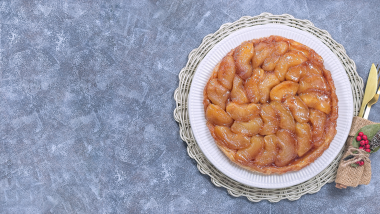 En muchas casas, la receta de torta invertida de manzana sin horno se prepara en sartén para ahorrar tiempo y energía. En muchas casas, la receta de torta invertida de manzana sin horno se prepara en sartén para ahorrar tiempo y energía.