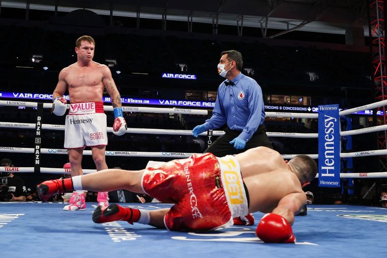 Canelo noqueó al turco, que mostró un pobre nivel.