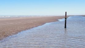 La tranquilidad del pueblo costero se respira en cada uno de sus 24 kilómetros de playa virgen. La tranquilidad del pueblo costero se respira en cada uno de sus 24 kilómetros de playa virgen.