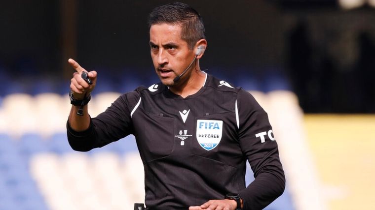 El árbitro Felipe Gilabert tiene 42 años y debutó en primera división en 2015. Foto: Photosport