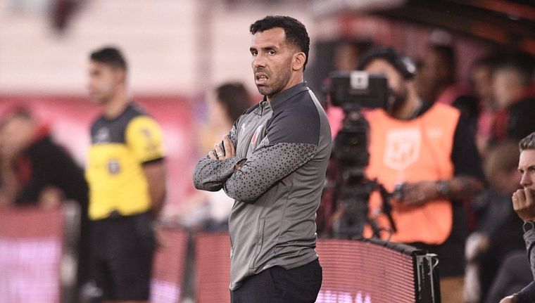Carlos Tevez pierde a una de sus variantes en la defensa. Foto: @Independiente