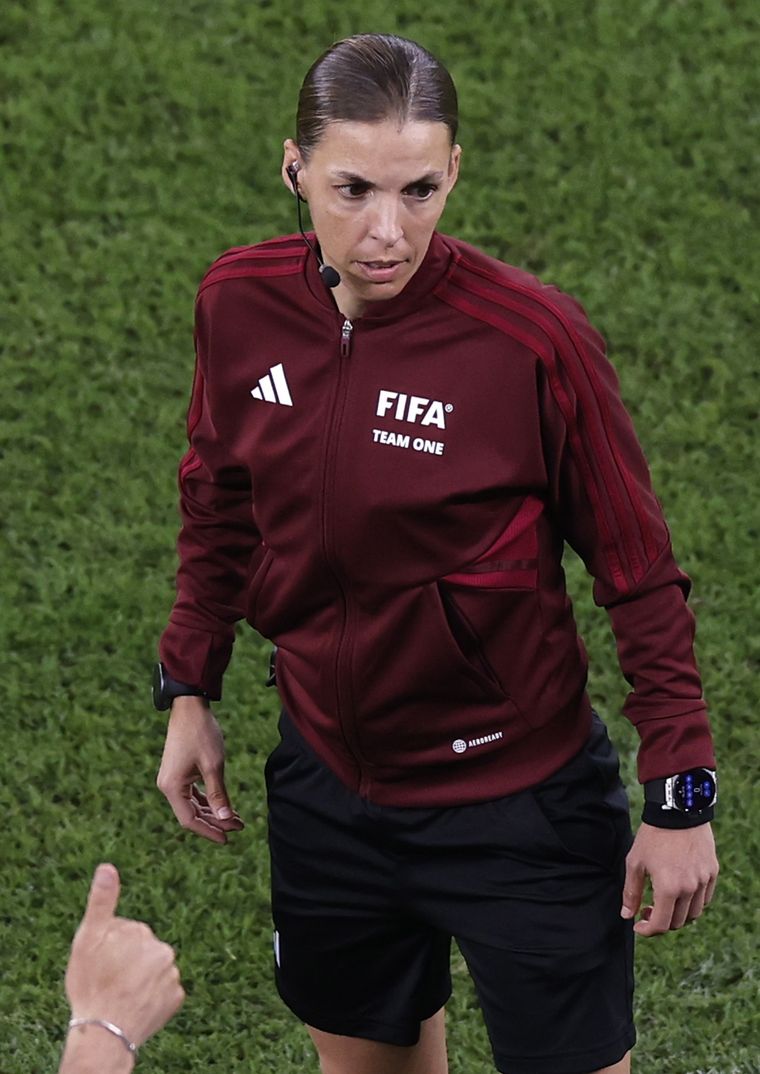Stéphanie Frappart va a ser la primera mujer en arbitrar un partido de un Mundial masculino. Foto: EFE