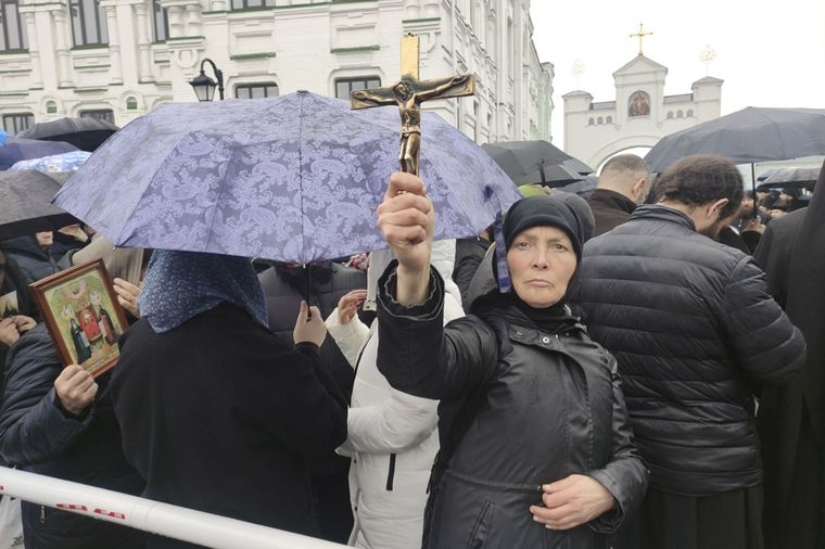 El Monasterio de las Cuevas de Kiev y otros templos del país regidos por la Iglesia Ortodoxa Ucraniana del Patriarcado de Moscú volvieron a vivir hoy escenas de tensión. Foto: EFE/ Marcel Gascón