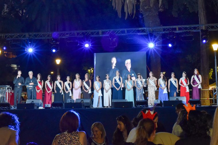 Las candidatas a la corona 2026 en el escenario montado en la Plaza Italia. Las candidatas a la corona 2026 en el escenario montado en la Plaza Italia.