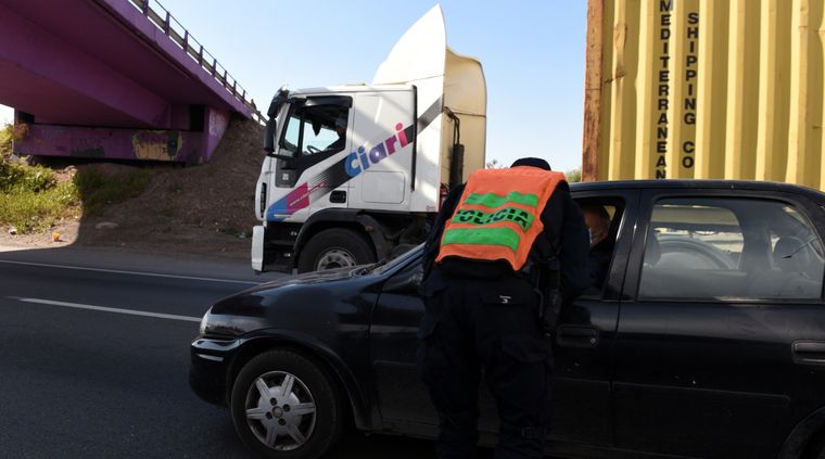 La policía tuvo que perseguir a un hombre que llevaba algo prohibido cuando circulaba con su hijo Foto: ALF PONCE MERCADO / MDZ