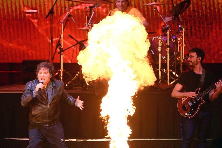 El show presidencial incluyó fuegos artificiales.