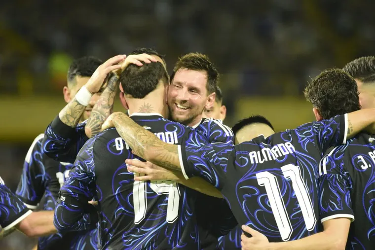 Nuestra Selección argentina de Futbol es una comunidad de hombres que corren unos por otros, que luchan hasta el último aliento. Nuestra Selección argentina de Futbol es una comunidad de hombres que corren unos por otros, que luchan hasta el último aliento.