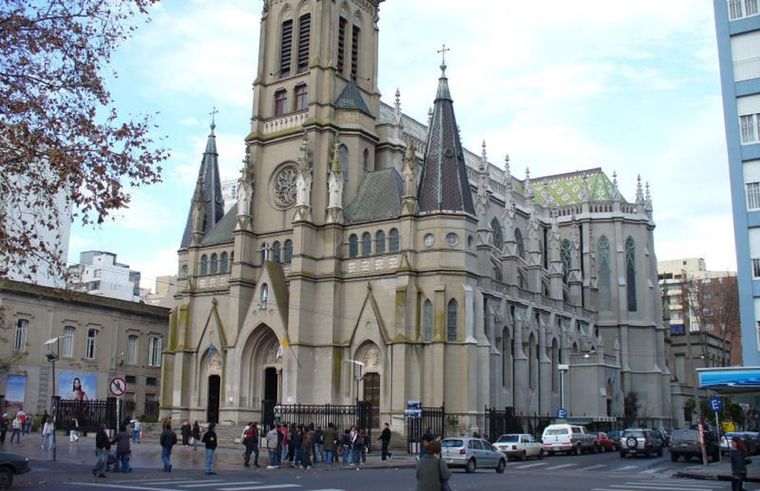 Un sujeto con un cuchillo entró a la misa en la Catedral de Mar del Plata y amenazó con matar a los presentes