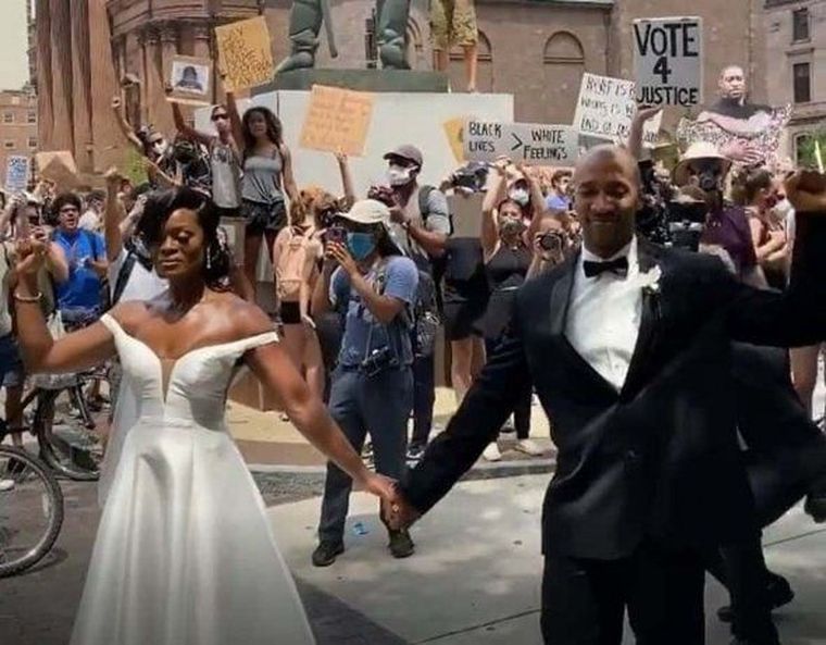 Una inédita postal en las marchas por el reclamo de justicia por el crimen de George Floyd.