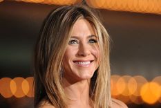 JENNFER ANISTON LA ACTRIZ GANÓ GRAN POPULARIDAD AL INTERPRETAR A RACHEL GREEN EN FRIENDS Foto: https://www.cosmopolitan.com/es/famosos/noticias-famosos/a13068447/el-pelo-de-jennifer-aniston-esconde-un-gran-secreto/