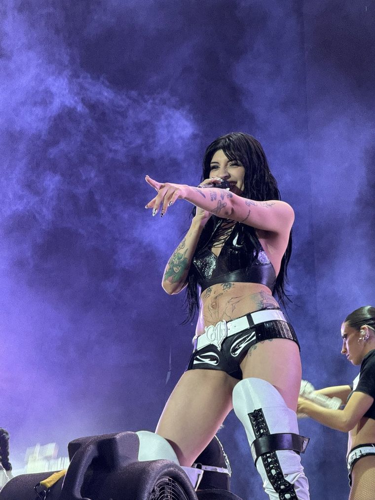 La Nena Trampa regresó al escenario con estilo y mensaje contundente: mirá las fotos Foto: Twitter @fanscazzu