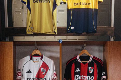 La marca que viste a los dos clubes más grandes del país, Boca Juniors y River Plate, presentó cómo serán las camisetas que utilizarán ambos en el esperado Mundial de Clubes de la FIFA. Foto: redes. La marca que viste a los dos clubes más grandes del país, Boca Juniors y River Plate, presentó cómo serán las camisetas que utilizarán ambos en el esperado Mundial de Clubes de la FIFA. Foto: redes.