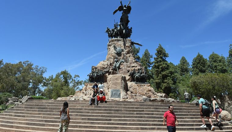 El Cerro de la Gloria en el Parque San Martín. Foto: Alf Ponce Mercado/MDZ