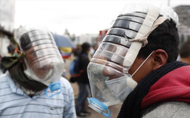 Mascarillas Los ecuatorianos intentan arreglársela como pueden ante el crecimiento de la enfermedad. Foto: EFE.