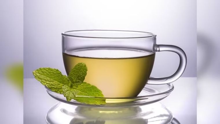 Un té de menta todo lo puede. Fuente: Freepik.